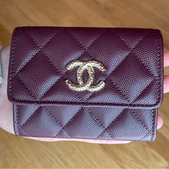 Chanel Red Quilted Wallet with Iconic CC Logo - Picture 6 of 9